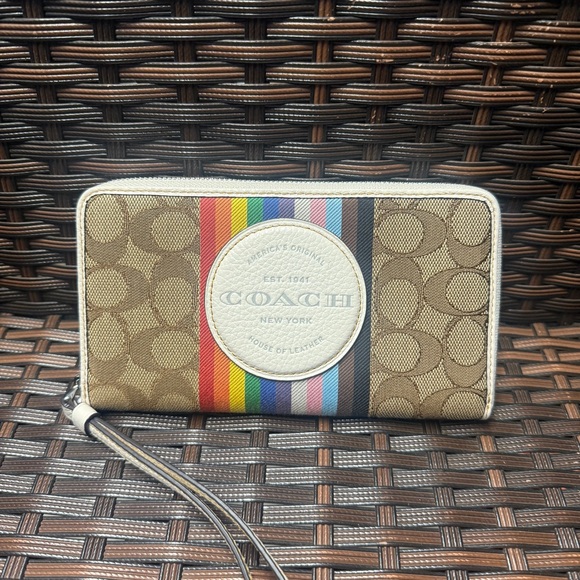 coach Dempsey Large Phone Wallet In Signature Jacquard With Rainbow CJ660 - Picture 1 of 7